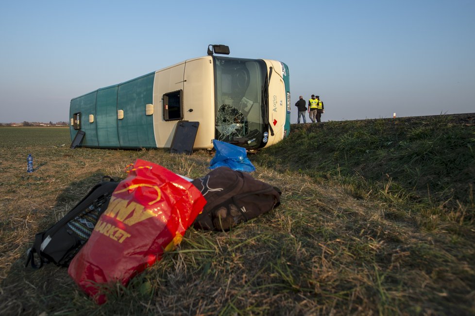 Autobus havaroval u Pardubic.