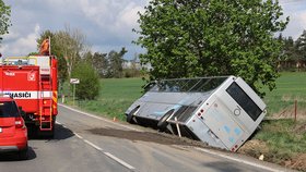 U Dublovic na Příbramsku havaroval autobus převážející předškolní děti.