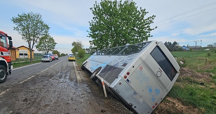 U Dublovic havaroval autobus s 38 předškoláky: Zranily se děti i učitelka!