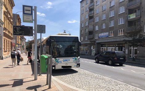 Malí výletníci došli až na tuto autobusovou zastávku. 