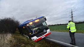 Havárie v Dolních Měcholupech: Autobus skončil v příkopu na boku. Tři lidé se zranili