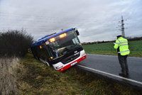 Havárie v Dolních Měcholupech: Autobus skončil v příkopu na boku. Tři lidé se zranili