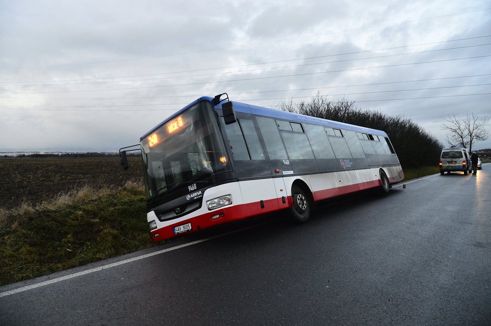 Tři zraněné si vyžádala havárie autobusu v Dolních Měcholupech.