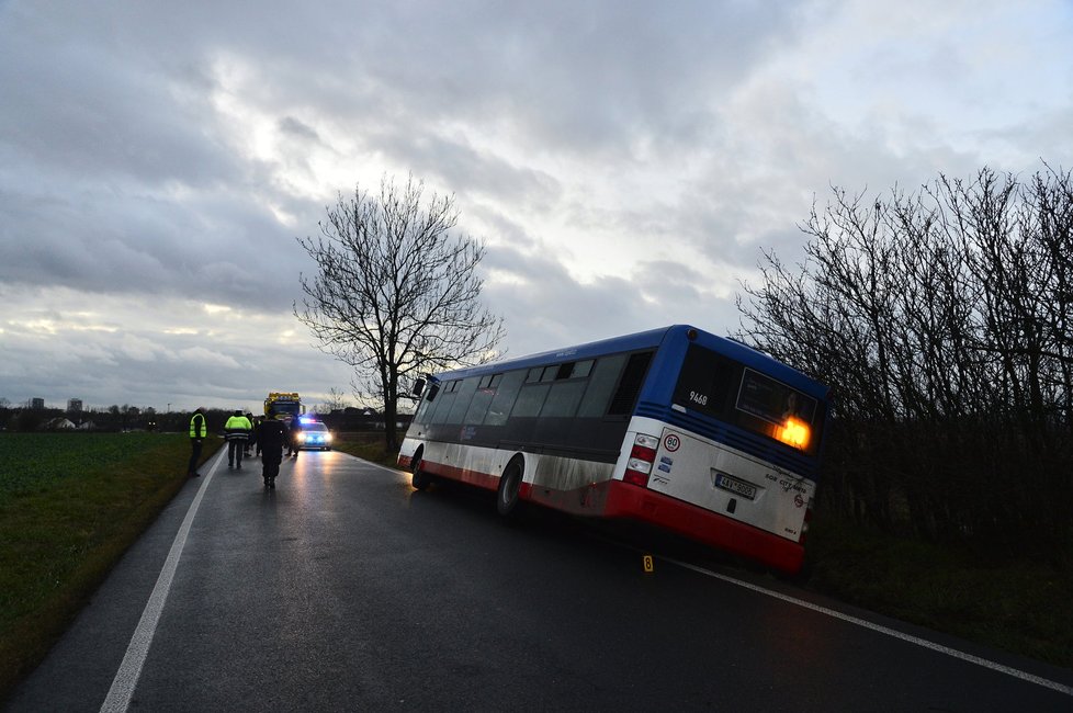 Tři zraněné si vyžádala havárie autobusu v Dolních Měcholupech.