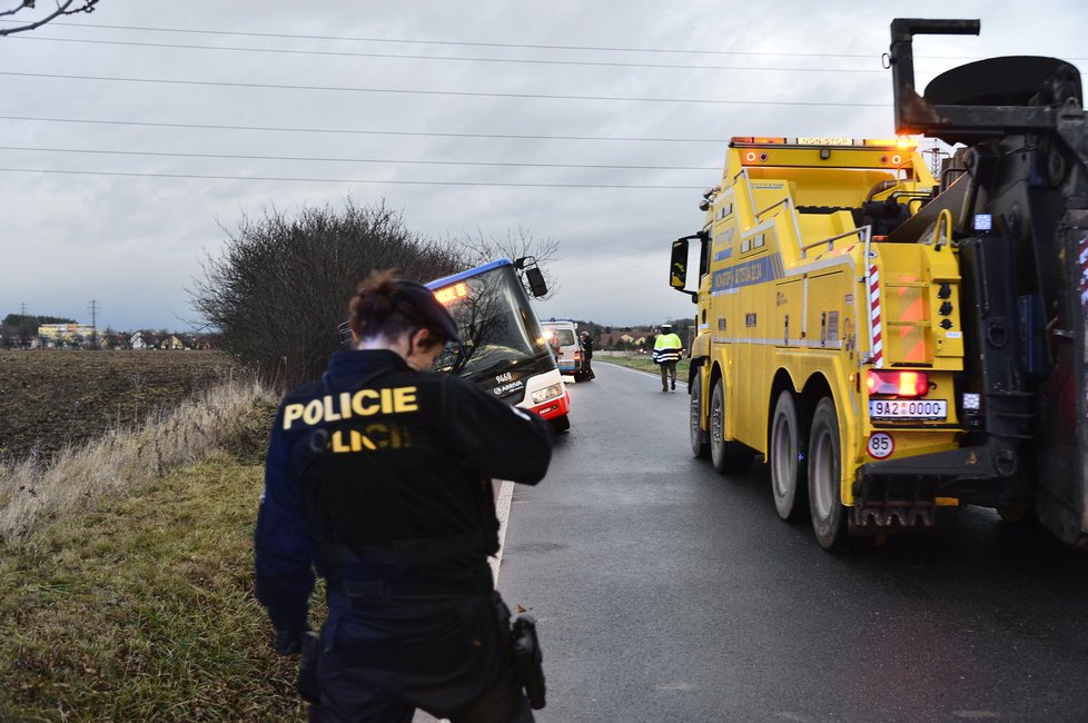 Tři zraněné si vyžádala havárie autobusu v Dolních Měcholupech.