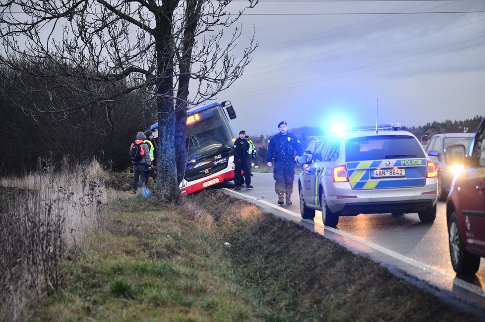 Tři zraněné si vyžádala havárie autobusu v Dolních Měcholupech.