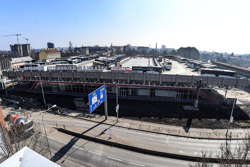 alší změny na nádraží Zvonařka: Nevzhledné prostranství okolo nového „autobusáku“ se konečně promění.