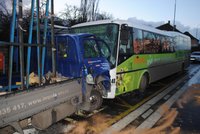 Dodávka čelně narazila do autobusu plného lidí, 8 zraněných!