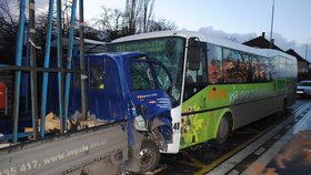 V Dubí na Teplicku narazila dodávka do autobusu MHD