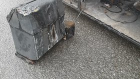 Autobus začal hořet za jízdy, řidič zastavil u hasičské stanice.