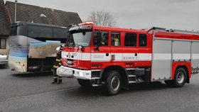 Autobus začal hořet za jízdy, řidič zastavil u hasičské stanice.