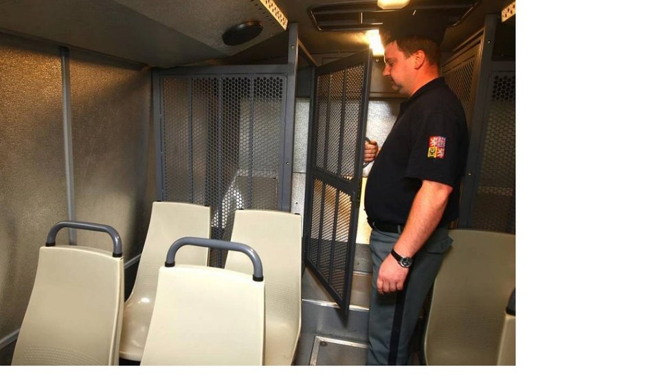 Zvlášť nebezpeční vězni jsou převáženi v kleci, která je také umístěna v autobuse.