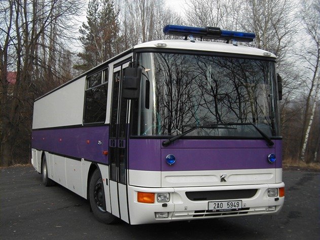 Tímto fialovým autobusem byl Kramný převezen z Ostravy do Olomouce.