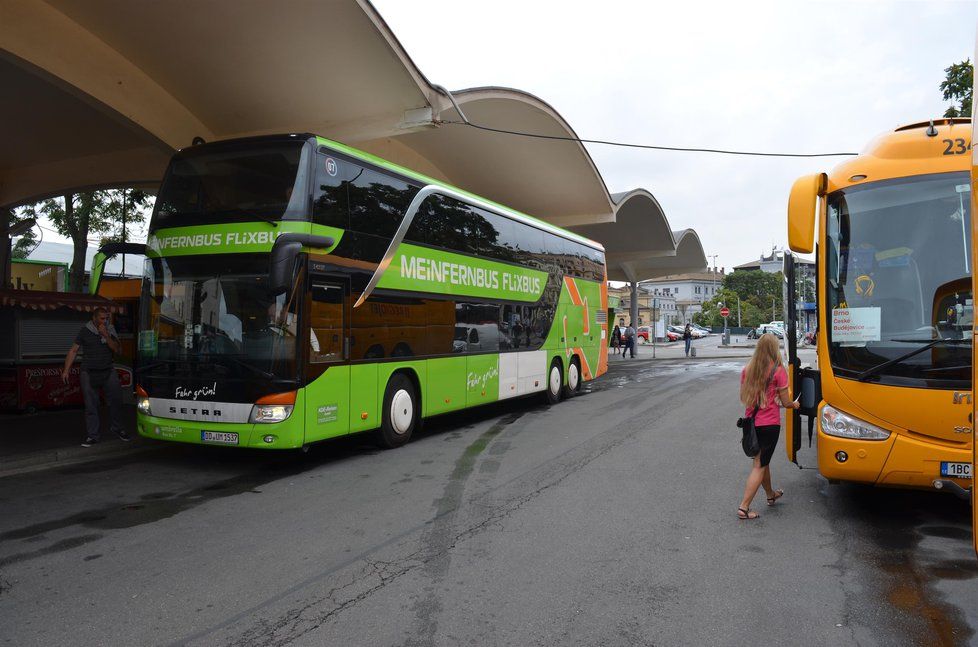 Stánek na jízdenky dopravce FlixBus stojí na autobusovém nádraží u Grandu v centru Brna bez povolení úřadů.