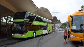 Válka autobusů u soudu: Žlutý RegioJet viní zelený Flixbus z podnákladových cen