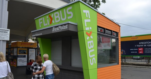Stánek na jízdenky dopravce FlixBus stojí na autobusovém nádraží u Grandu v centru Brna bez povolení úřadů.