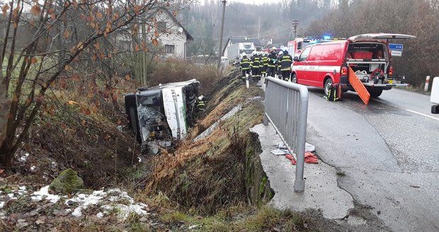 Autobus skončil na Semilsku v příkopě.