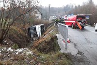 Drsná havárie na Semilsku: Autobus s lidmi skončil v příkopu!