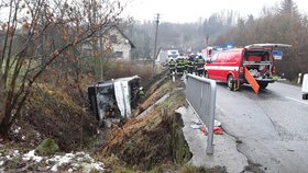 Autobus skončil na Semilsku v příkopě.