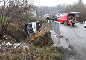 Autobus skončil na Semilsku v příkopě.