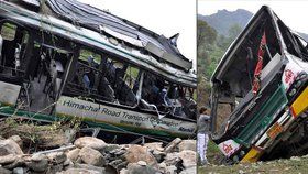 Při havárii autobusu v Indii zemřelo 12 lidí.