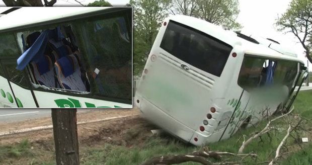 Autobus s dětmi havaroval na Žďársku: Na místě jsou zranění