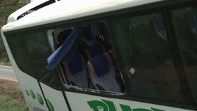 Na Žďársku havaroval autobus, ve kterém podle policie cestovalo 31 lidí, převážně dětí. Zdravotníci na místě ošetřili šest dětí, tři z nich odvezli s lehkými zraněními do nemocnice.