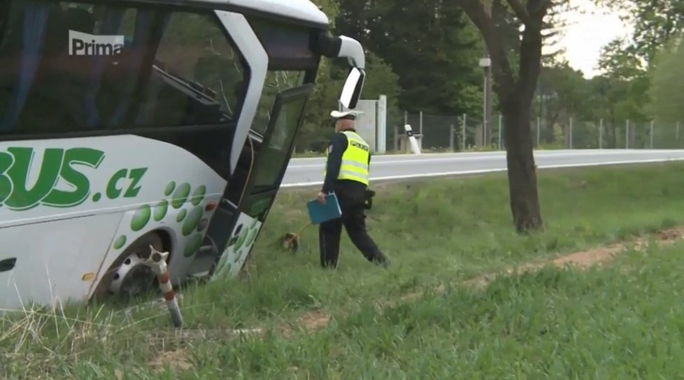 Na Žďársku havaroval autobus, ve kterém podle policie cestovalo 31 lidí, převážně dětí. Zdravotníci na místě ošetřili šest dětí, tři z nich odvezli s lehkými zraněními do nemocnice.