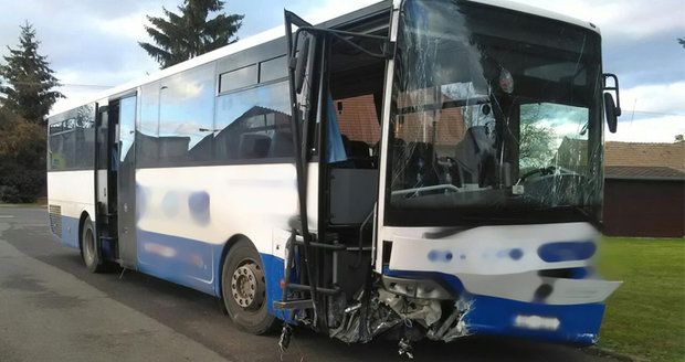 Autobus s dětmi havaroval na Hradecku: Zraněno je 11 lidí