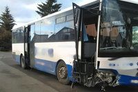 Autobus s dětmi havaroval na Hradecku: Zraněno je 11 lidí