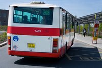 Mladý řidič na Berounsku způsobil dopravní nehodu s autobusem: Do nemocnice musela nezletilá dívka