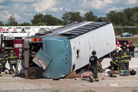 Při nehodě autobusu v americkém Indianapolisu zemřeli tři lidé