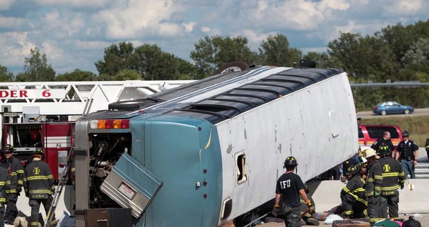  Při nehodě autobusu v americkém Indianapolisu zemřeli tři lidé 
