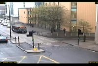 Šokující video z Británie: Řidič autobusu smetl cyklistu
