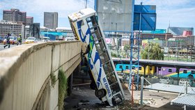 Šílená nehoda: Autobus se zřítil z mostu čumákem napřed a zůstal zapíchnutý v zemi!