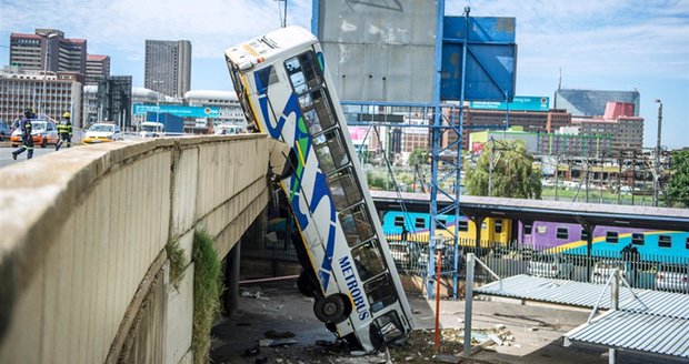 Šílená nehoda: Autobus se zřítil z mostu čumákem napřed a zůstal zapíchnutý v zemi!