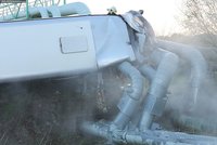 Řidič visel z autobusu přímo nad parovodem, prozradil svědek nehody u Kadaně