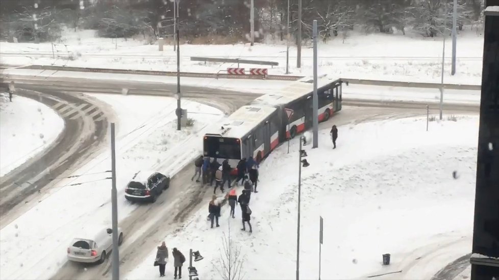 ... autobus zabírá a po chvilce vyjíždí kopec...