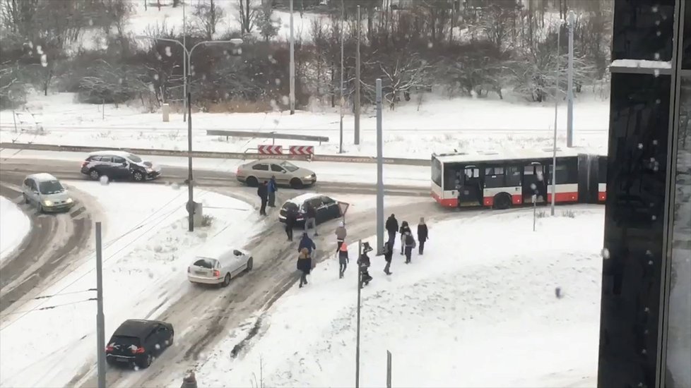 ...za stoupáním už je vše vyřešeno, autobus čeká na cestující, kteří mu pomohli.