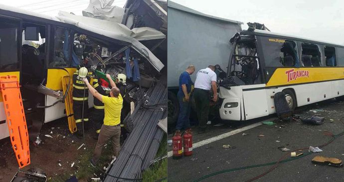 Nehoda kamionu a autobusu dopadla fatálně.