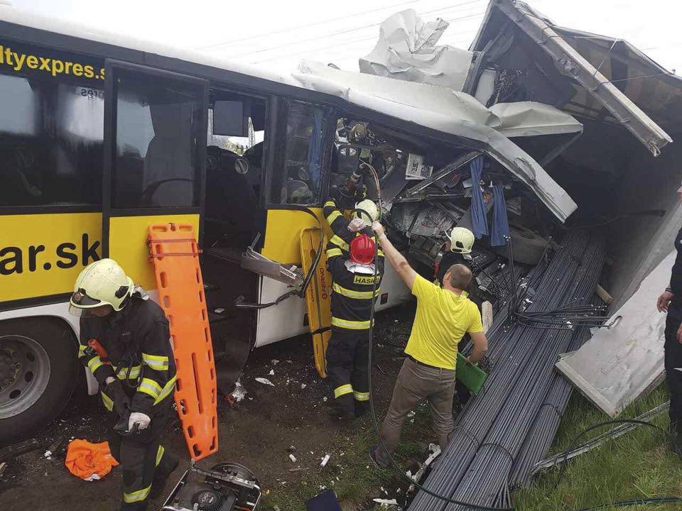 Autobus se srazil s kamionem.