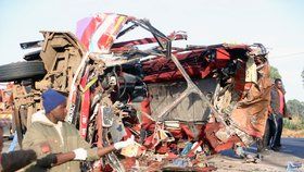Tragická srážka autobusu s kamionem v Keni