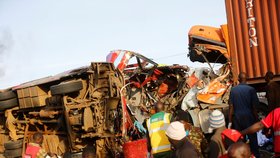 Tragická srážka autobusu s kamionem v Keni