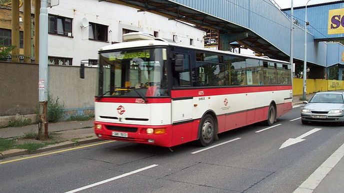 Autobus Karosa poblíž stanice metra Kolbenova v Praze 9.