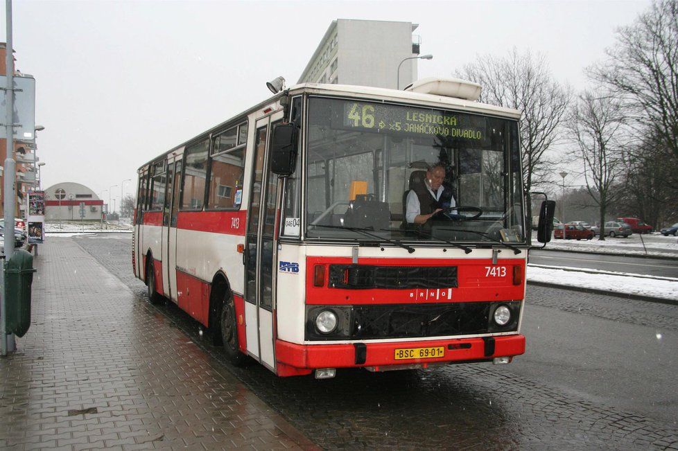 Kluk ukradl i 11 let starý autobus značky Karosa.