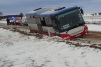 U Kouřimi havaroval autobus: Bylo v něm 24 dětí