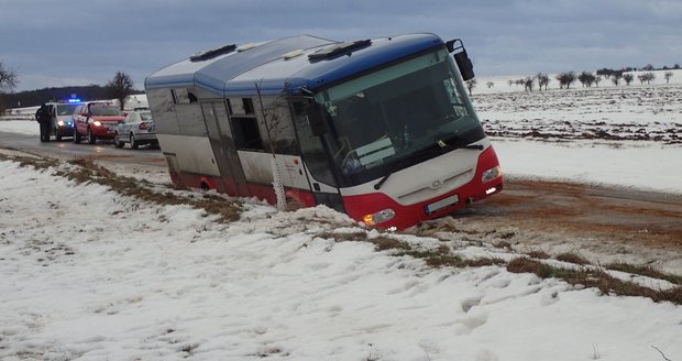 U Kouřimi havaroval autobus: Bylo v něm 24 dětí