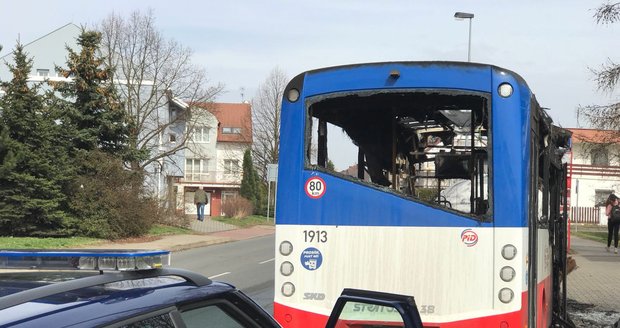 V Kyjích shořel autobus MHD.