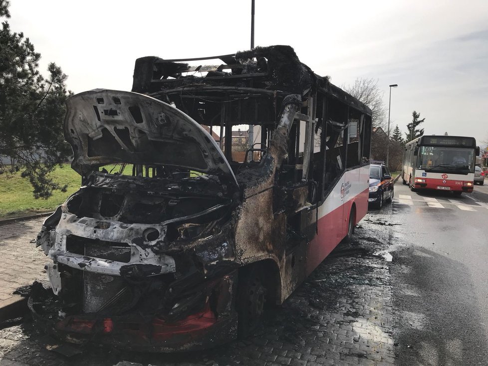 V Kyjích shořel autobus MHD.