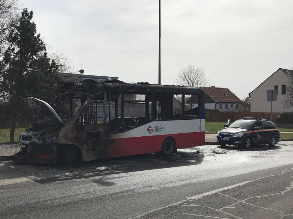 V Kyjích shořel autobus MHD.